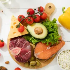 Składniki diety paleo: wołowina, łosoś, awokado, ser, pomidorki, papryka, jajka, oliwki, orzechy.