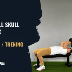 Mężczyzna leży na ławce, wykonując ćwiczenie na triceps: dumbbell skullcrushers. Trzyma hantle nad głową, przygotowując się do opuszczenia ich w kierunku czoła.