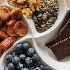 Suszone figi, daktyle, orzechy, pestki dyni, słonecznika, jagody i gorzka czekolada – idealne składniki na zdrową dietę sirtuinową.