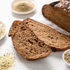 Chleb na odchudzanie przepis: ciemny bochenek z nasionami konopi i mąką konopną. Idealny na dietę.