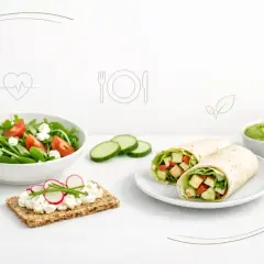 Zdrowa kolacja: dietetyczna tortilla z warzywami, sałatka i pasta z awokado. Idealny posiłek dla dbających o linię.