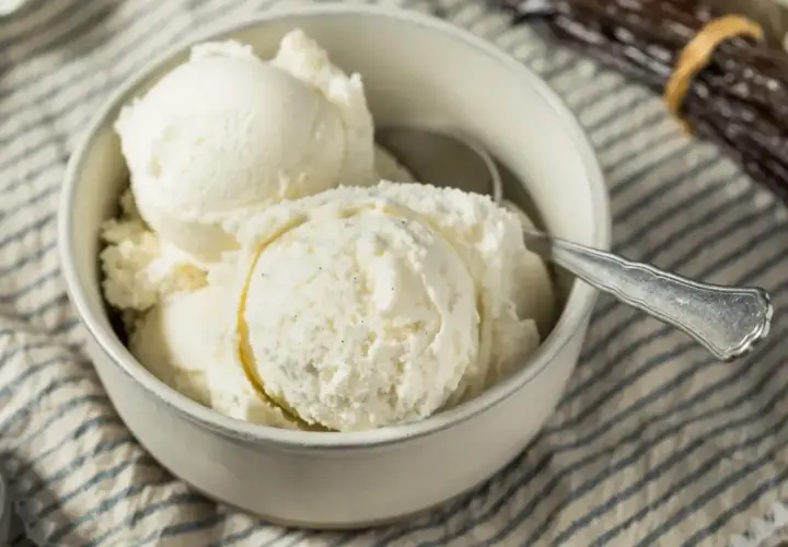 Pyszne lody proteinowe, idealne na deser. Ten przepis na lody proteinowe jest prosty i szybki.