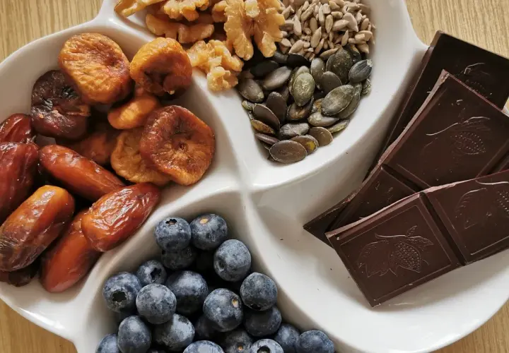Suszone figi, daktyle, orzechy, pestki dyni, słonecznika, jagody i gorzka czekolada – idealne składniki na zdrową dietę sirtuinową.