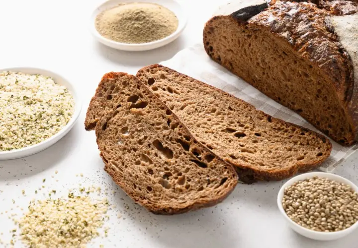Chleb na odchudzanie przepis: ciemny bochenek z nasionami konopi i mąką konopną. Idealny na dietę.