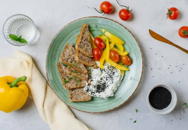 Twarożek z czarnuszką, pieczywo, pomidorki i papryka – idealne na śniadanie zgodne z dieta wysokobiałkowa przepisy.