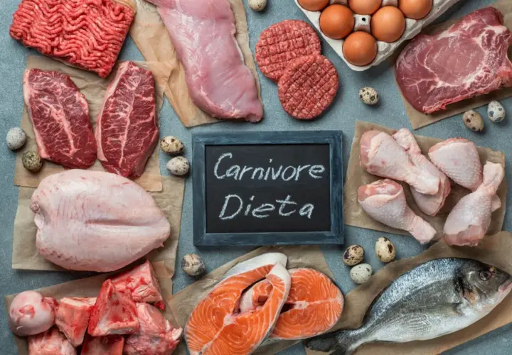 Mięso, ryby, jajka i kości na talerzu. To inspiracja do jadłospisu dieta carnivore.