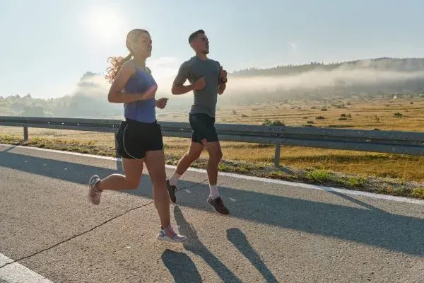 Bieganie na czczo: czy to naprawdę działa? Korzyści i zagrożenia