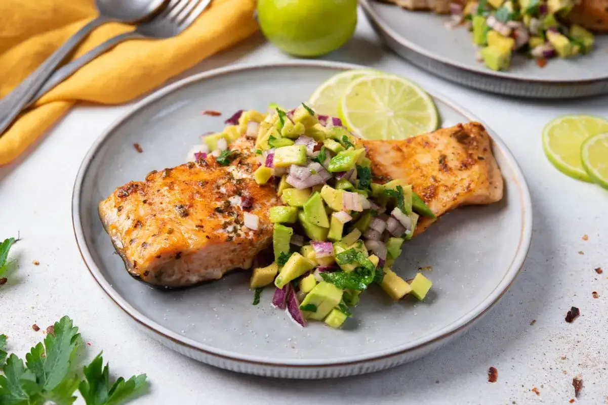 Łosoś z salsą z awokado i limonki, idealny na keto dietę.