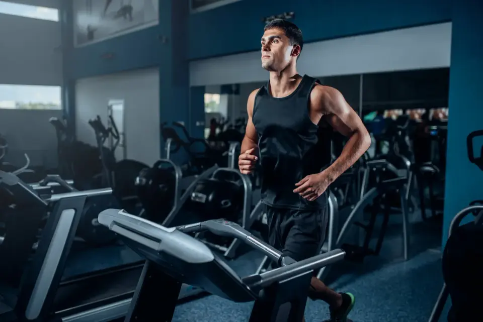 Cardio na siłowni dla biegaczy - plan, tempo i nachylenie